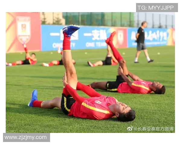 天山雪豹与长春亚泰在大雨中交锋球迷热情不减的精彩瞬间